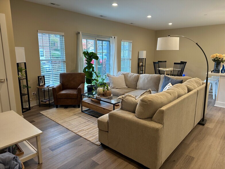 Building Photo - 319 S Glendale Ave