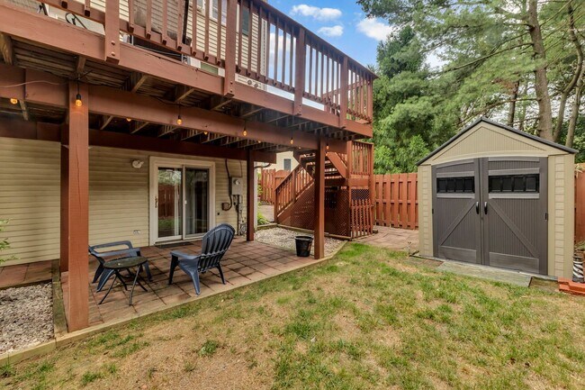 Building Photo - Beautifully Updated End-Unit Townhome in P...