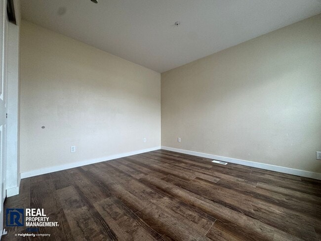 Building Photo - Spacious 5-Bedroom Home with 3-Car Garage & Fenced Yard in Kent!!