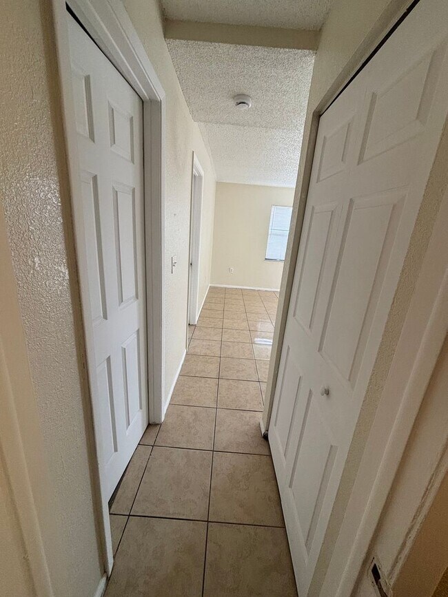 Building Photo - 3 bedroom 2 bath duplex