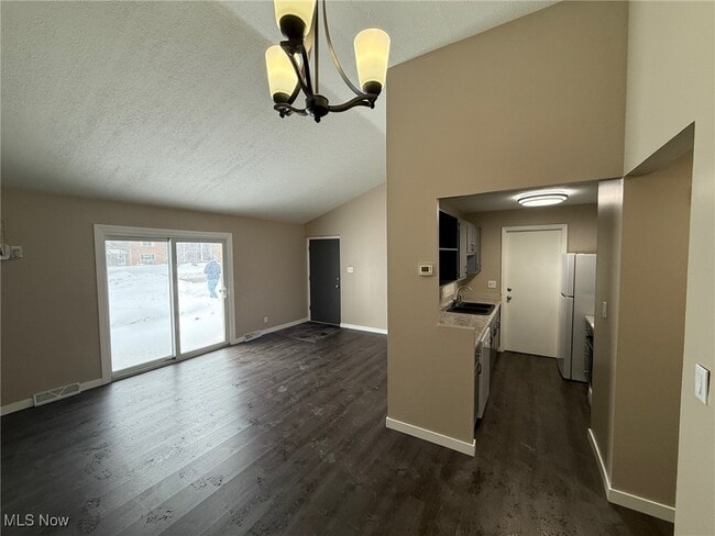 Building Photo - 2465 Warren Pkwy