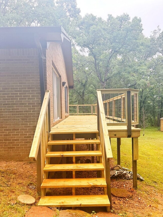 Building Photo - Five bedroom home on one acre of land loca...