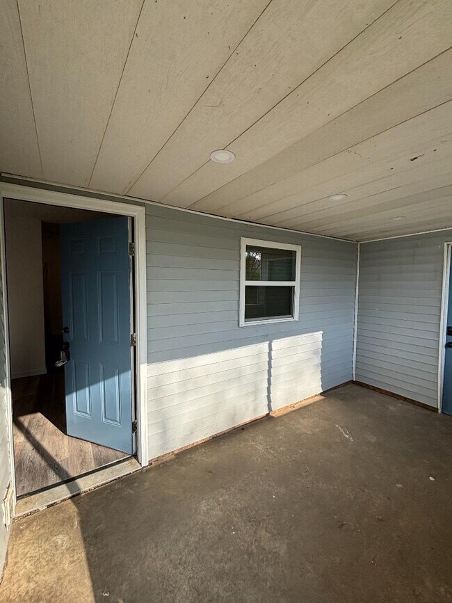 Building Photo - 309 N Allis St