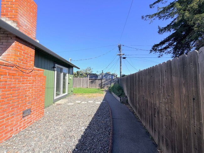 Building Photo - Newly Refreshed 3BD/2BA Home with Spacious Living Areas