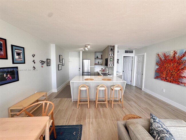 Building Photo - 2899 Collins Ave