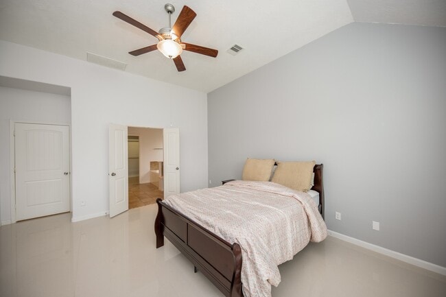 Building Photo - 3019 Lake Dr