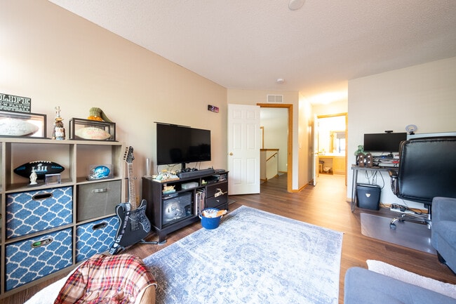 Building Photo - 1747 Countryside Dr