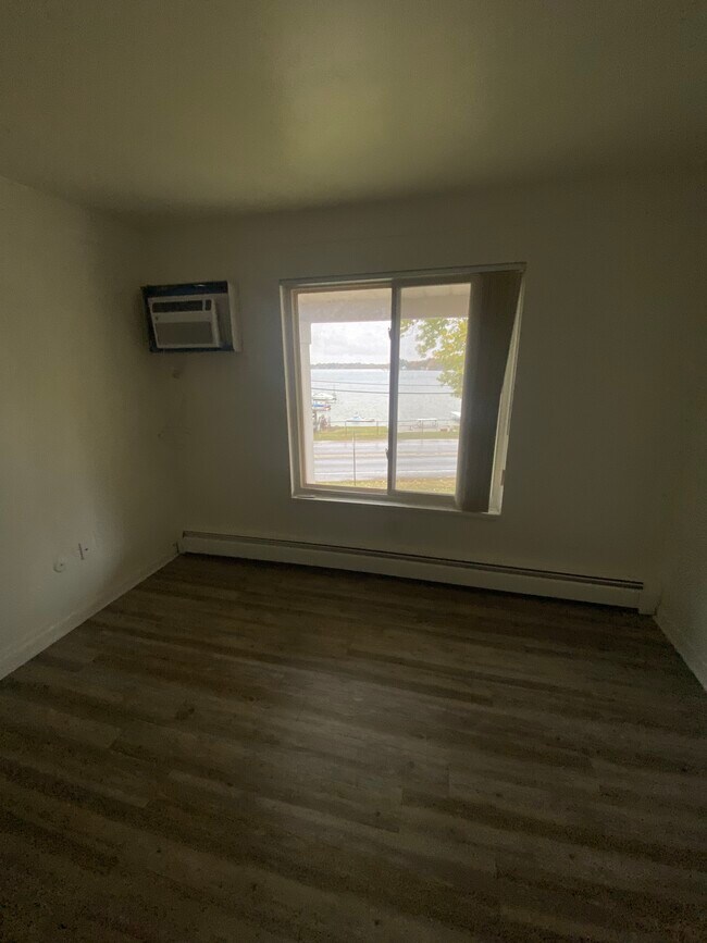 Building Photo - 719 E Walled Lake Dr