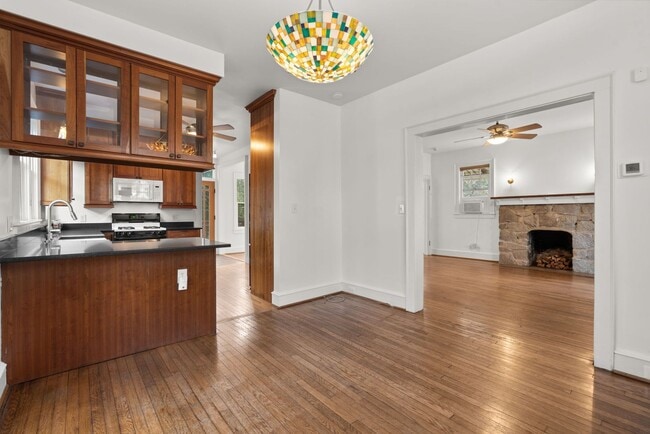 Building Photo - 3 Bed 2.5 Bath - Takoma Park Craftsman - Spacious Rear Deck