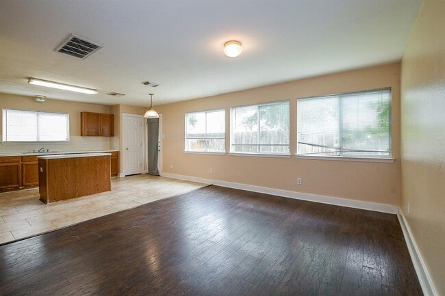 Building Photo - 5830 Silver Oak