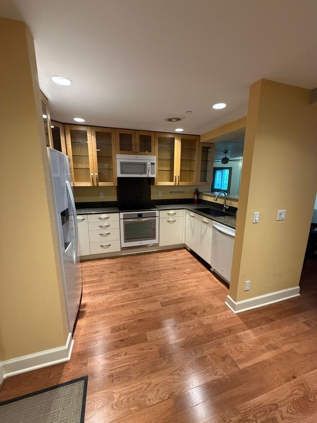 Building Photo - WONDERFUL COLUMBIA SHORES CONDO!