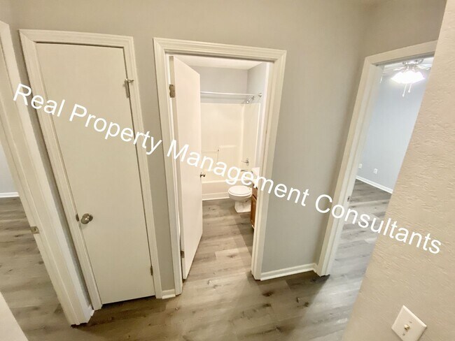 Building Photo - Redbud Ridge 7