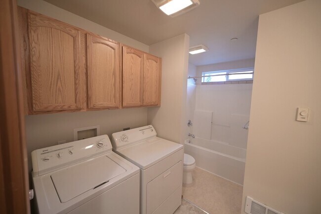 Building Photo - Super clean 2 bed 1 bath apartment in Port...
