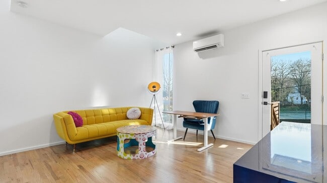 Building Photo - 207 Old Mountain Rd