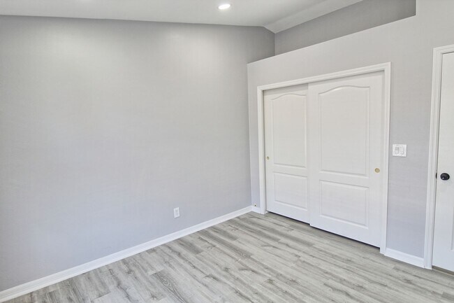 Building Photo - New Remodel! Gorgeous 2 Bedroom Condo! Amazing Location!