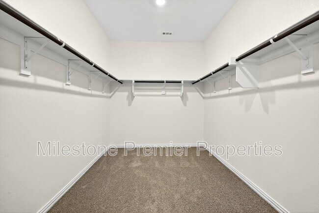 Building Photo - 2121 Gustavus Dr