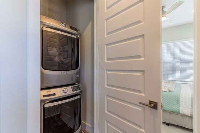 Building Photo - The Grove 2/2 Furnished