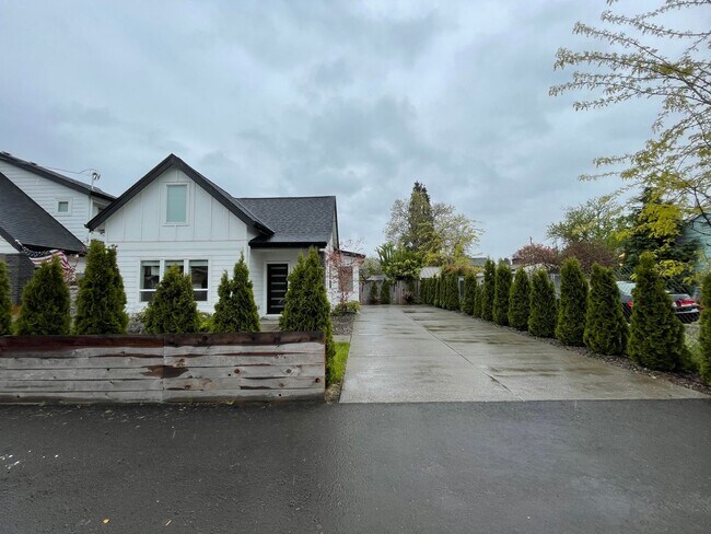 Building Photo - AJJ1438