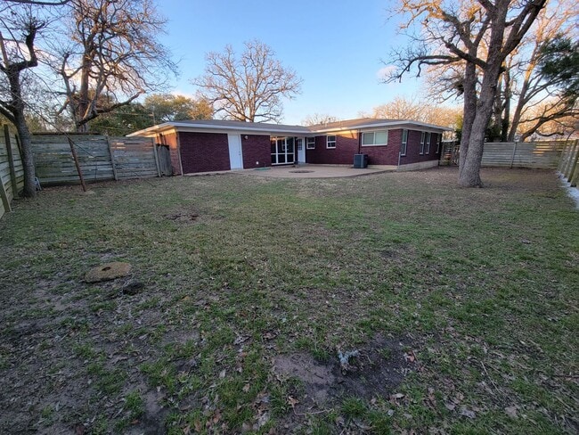 Building Photo - Bryan - 3 bed/ 2 bath / 2 car garage house with fenced back yard, near Texas A&M