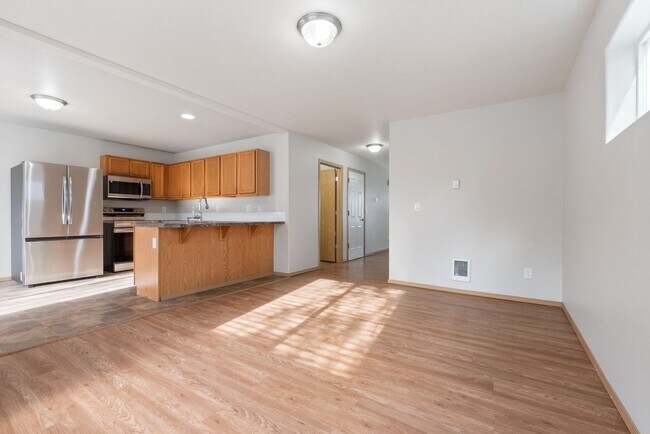 Building Photo - Beautiful 4bed/2.5bath - 1/2 OFF First months rent!