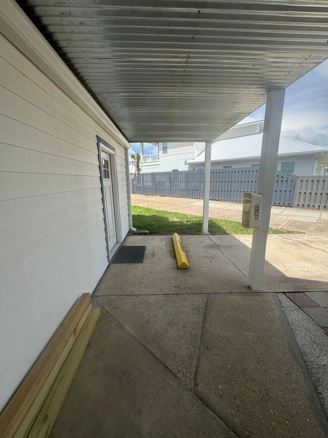 Building Photo - 6545 N Lagoon Dr