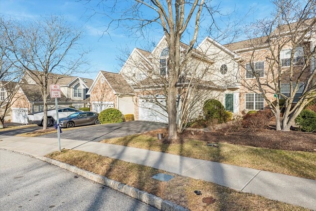 Building Photo - Avaible now, 3B/2.5B Townhome in Whiteland Woods!