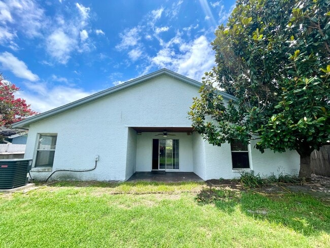 Building Photo - 3/2 ALAFAYA WOODS ADORABLE HOME in OVIEDO!