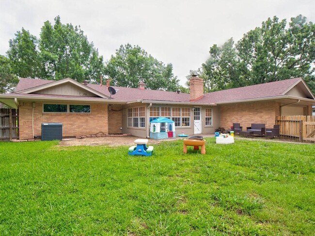 Building Photo - 1405 Yarborough Dr