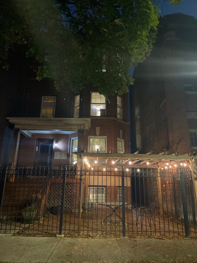 Pergola lit with string lights for relaxing and entertaining - 4871 N Magnolia Ave