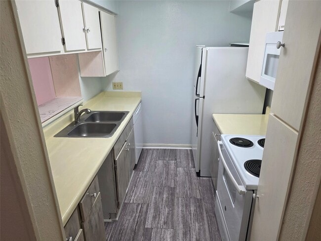 Building Photo - 3025 Walnut Bend Ln