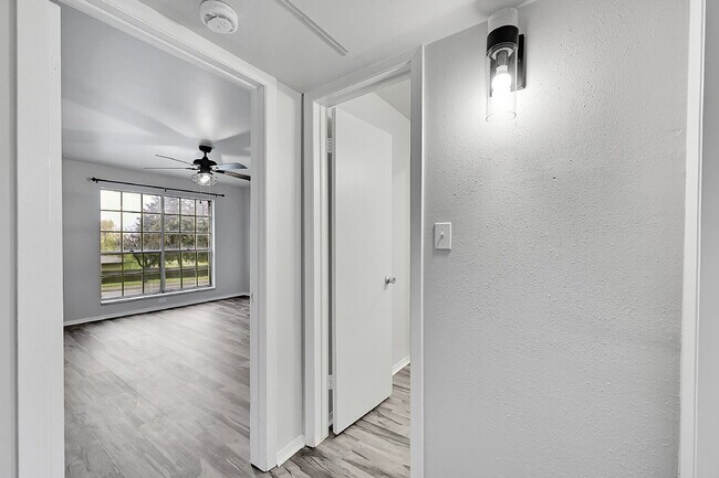 Building Photo - $1,700.00 - 2 Beds 1 Bath, Single Family H...