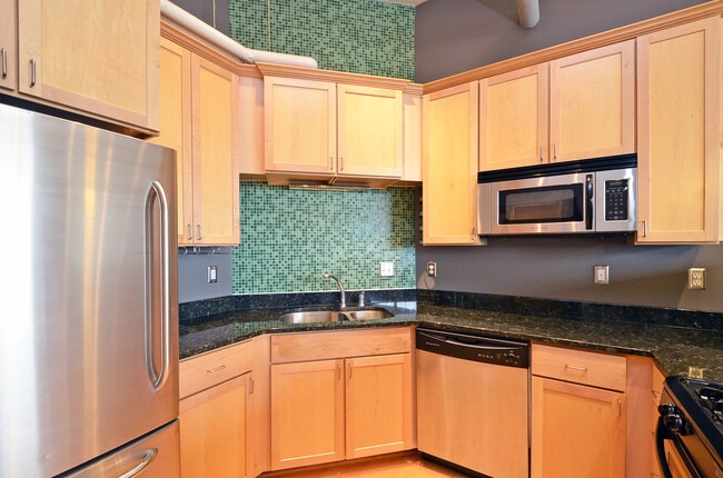 Building Photo - Amazing 2-Bedroom 2-Bathroom Condo with vi...