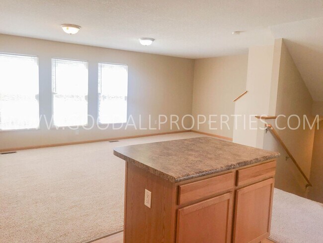 Building Photo - 2 Bedroom, 2.5 Bath Townhome in Urbandale with an attached two car garage.