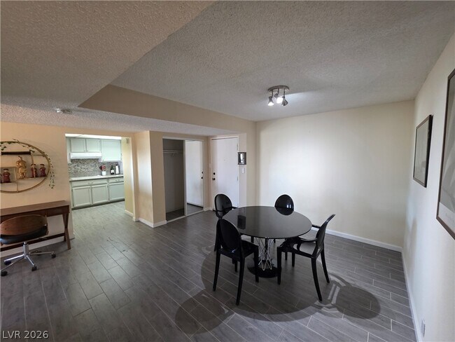 Building Photo - 750 S Royal Crest Cir