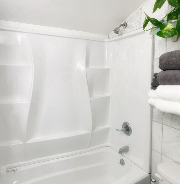 Building Photo - 11 Meadow St