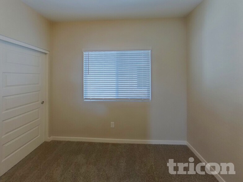 Building Photo - 1330 N Parkcrest