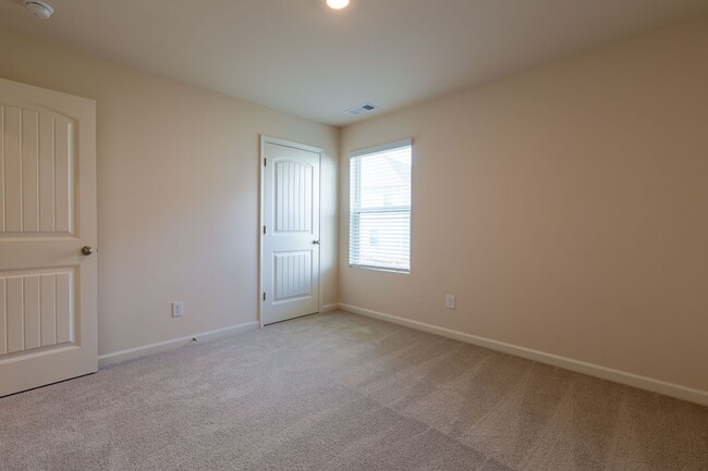 Building Photo - Spacious Family Home for Rent in Fairburn,...
