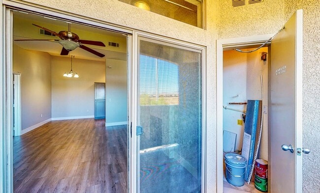 Building Photo - 3 Bedroom 2 full bath condo ready for move in located in wonderful Mountains Edge .