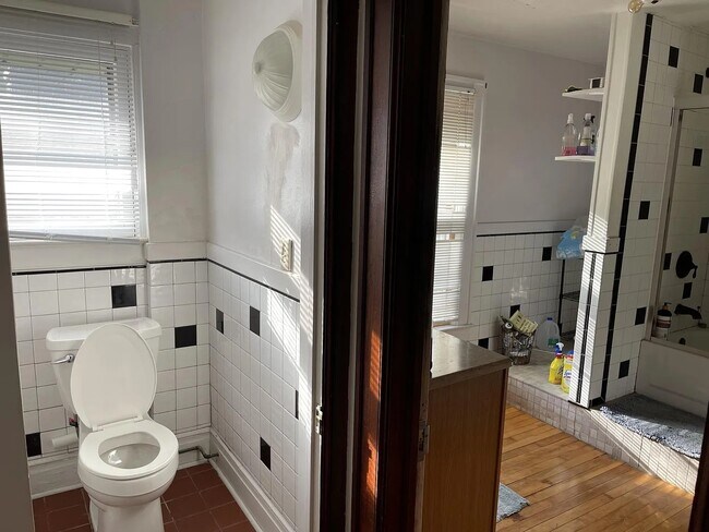 Building Photo - 1008 W Huron St