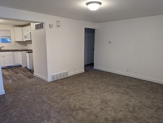Building Photo - 2 bed 1 bath apartment