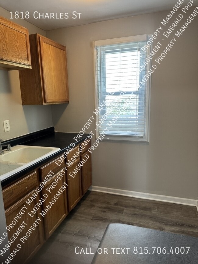 Building Photo - 1818 Charles St