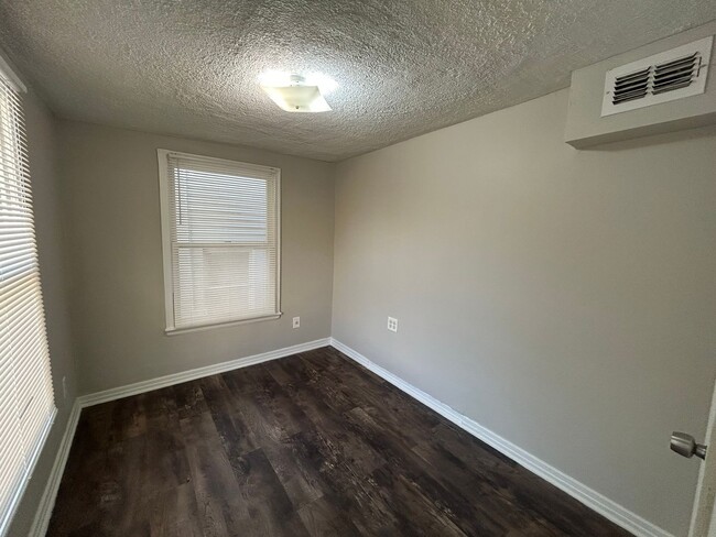 Building Photo - Recently renovated 2/1 Springfield Apartment!