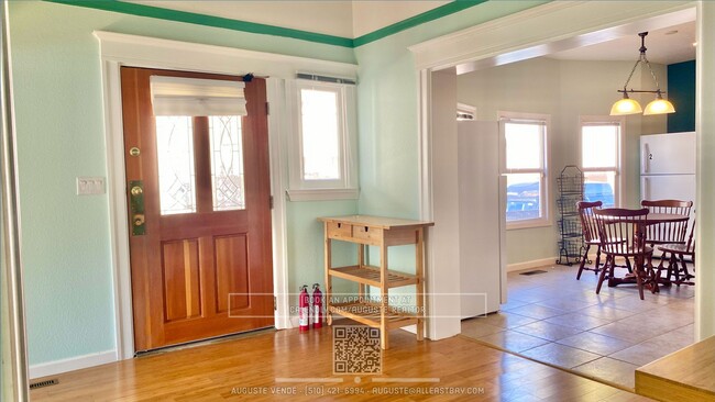 Building Photo - Large kitchen with 2 Fridges, Separate toi...