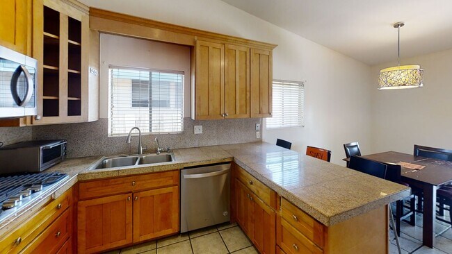 Building Photo - 4BR/2BA house with View, private yard!
