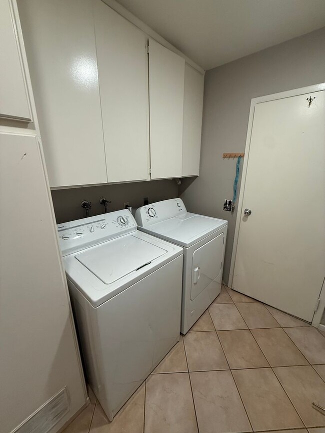 Building Photo - 3 Bedroom, 2.5 Bath Two-Story Townhome in Tierrasanta