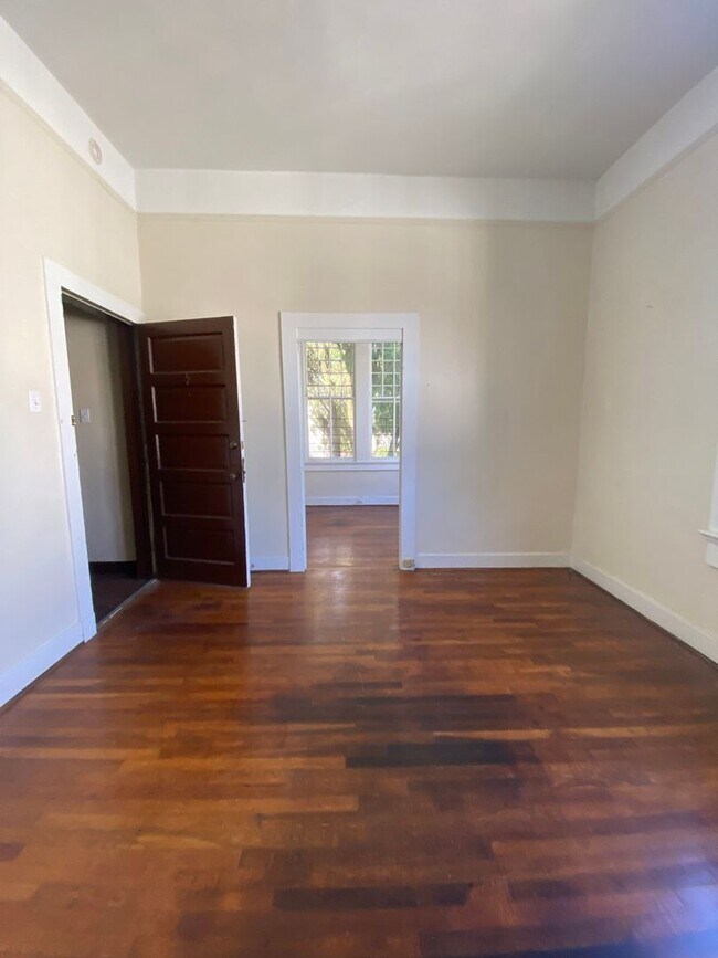 Building Photo - 2BD/1BA with natural light, hardwood floors, off street parking STEPS from Campus