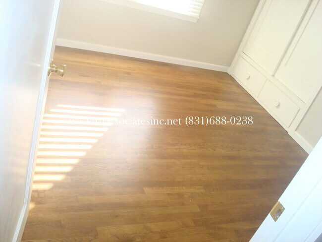 Building Photo - 511/515 Sunset Dr.