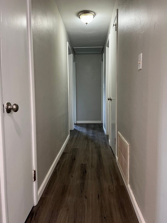 Building Photo - 2543 Walford Dr