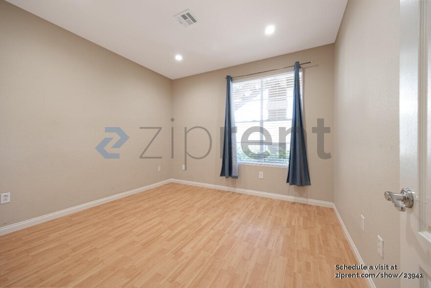 Building Photo - 3550 Caminito El Rincon