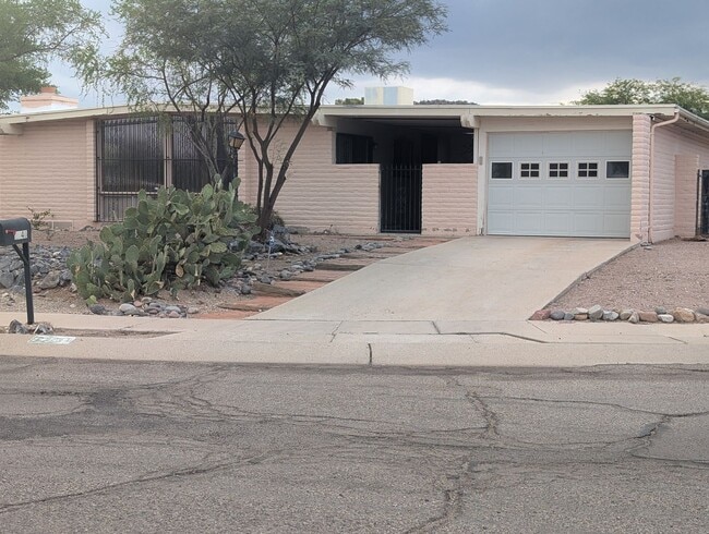 Building Photo - Comfortable West Side Rental